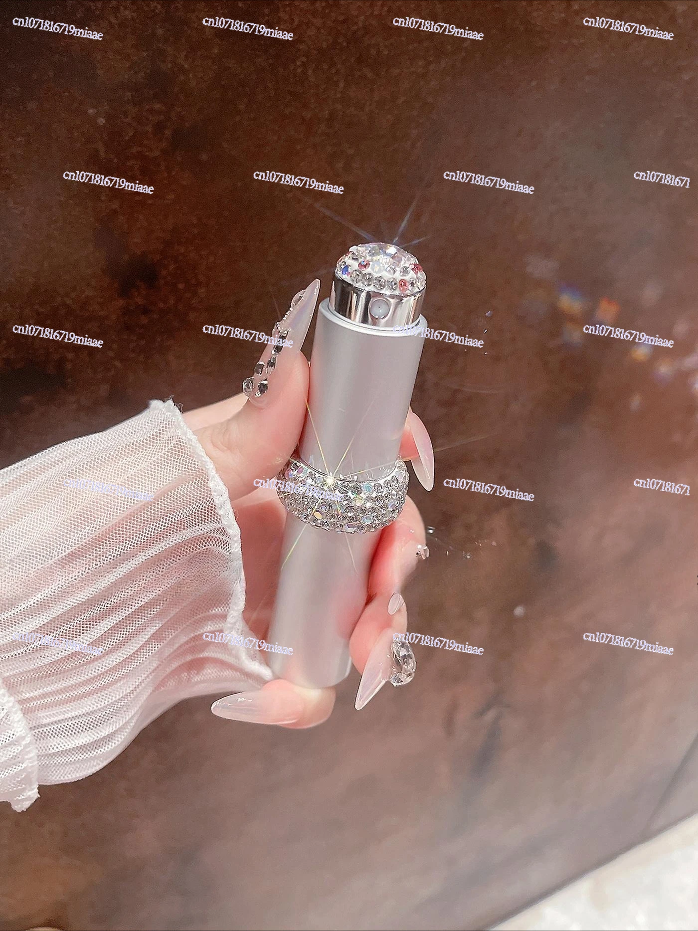 

Отдельные, инкрустированные бриллиантами маленькие пустые флаконы, образцы пресс-распылителей, вращающаяся помада, популярные флаконы для духов