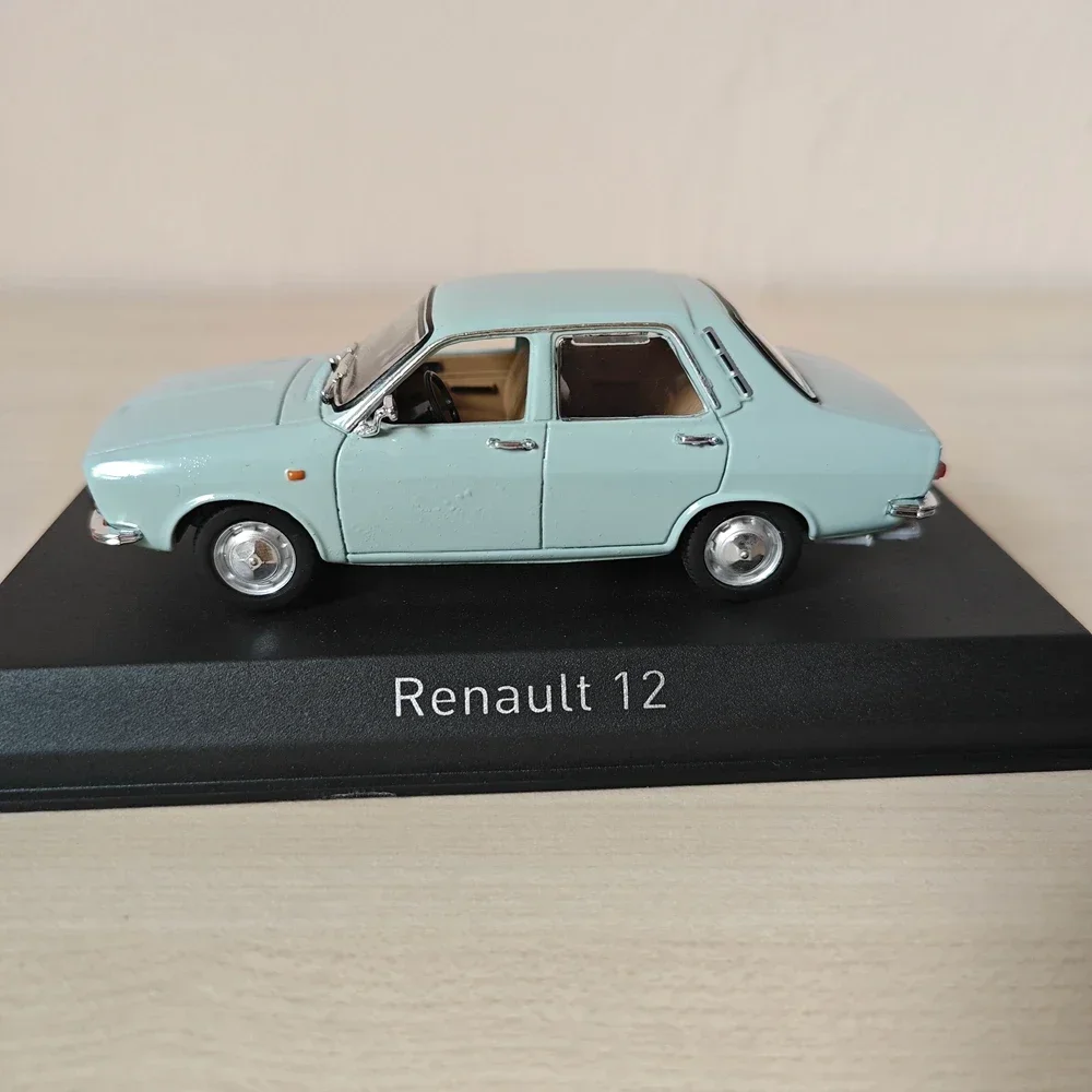 1:43 Scale R 12 Vintage Classic Classic Car Alloy Model Decoration