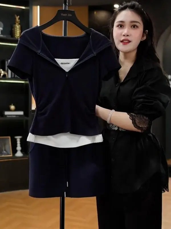 

Корейский стиль: комплект из двух предметов – укороченный худи с коротким рукавом и облегающая короткая юбка. Женский летний повседневный модный комплект с высокой талией на резинке.