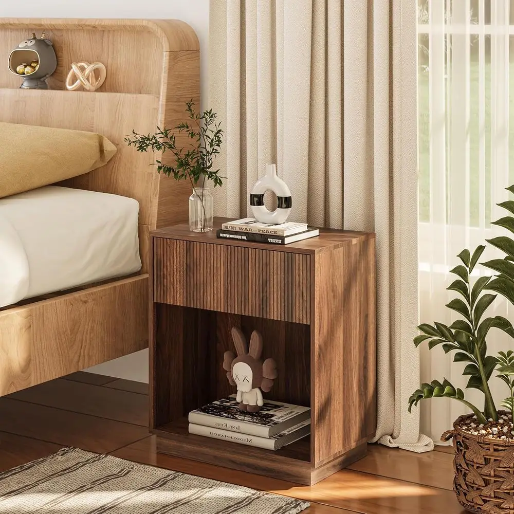 Sepasang Nakas Walnut Kontemporer dengan Laci dan Rak