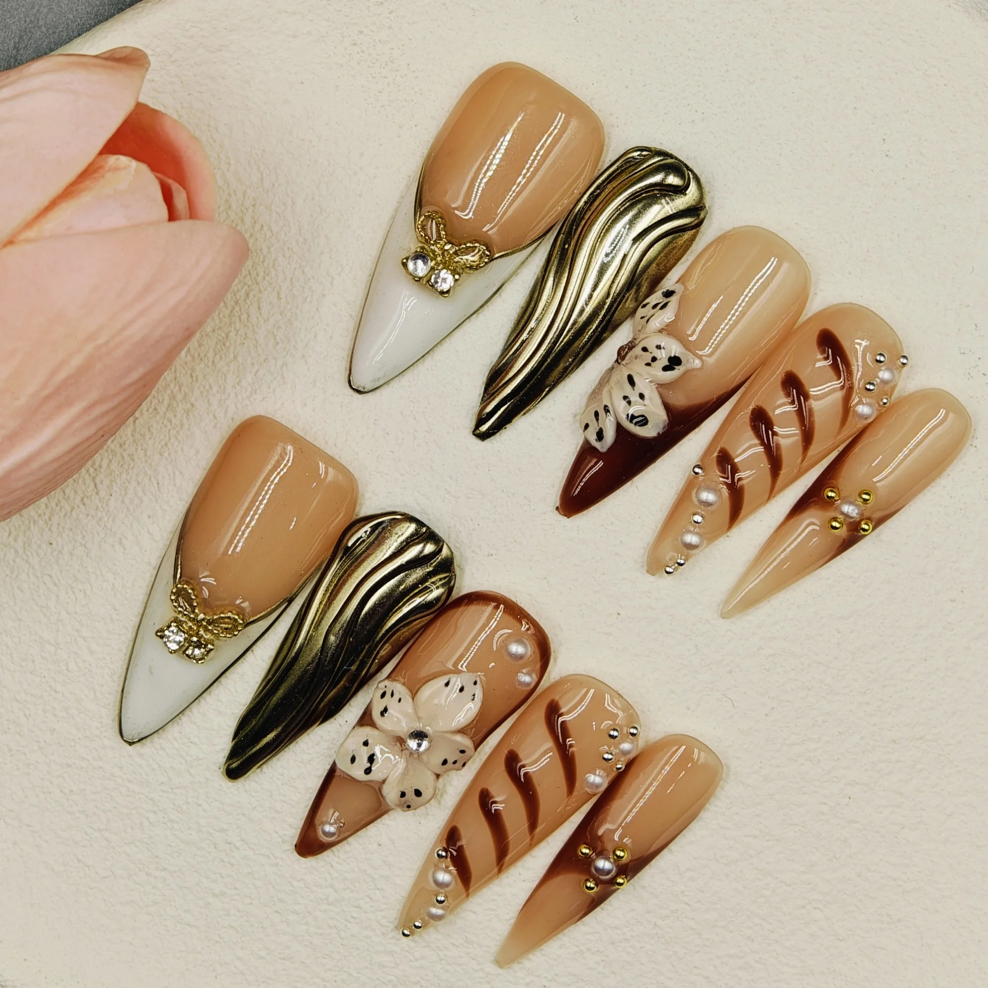 

10 шт. длинных накладных ногтей-стилетов, стильные, с градиентом, металлическим волнообразным узором и 3D-декором в виде медведя, позолоченные, ручная работа