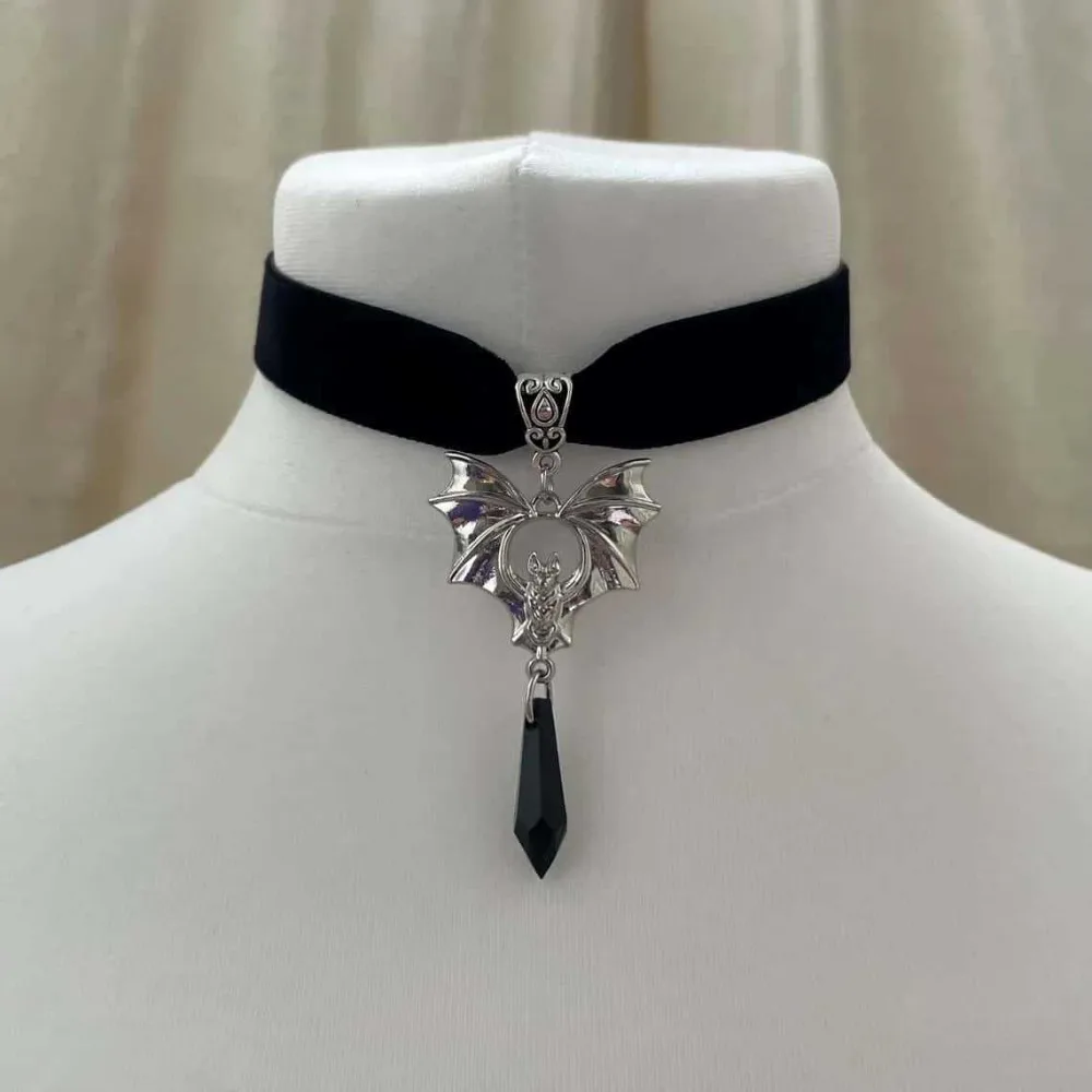 Retro Gothic Vampire Bat Black Crystal Pendant Velvet Choker Necklace for Men Women Halloween Party Cosplay Punk Jewelry Gift