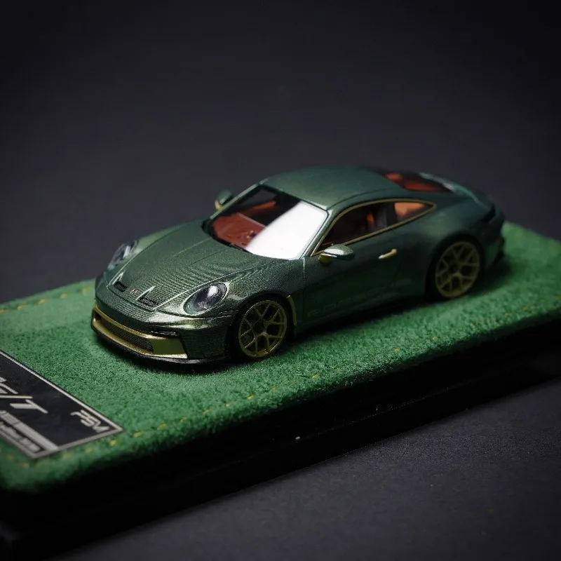 In stock 1:64 911 st green carbon customized Resin replica vehicle model, boy toy gift, room collection statue