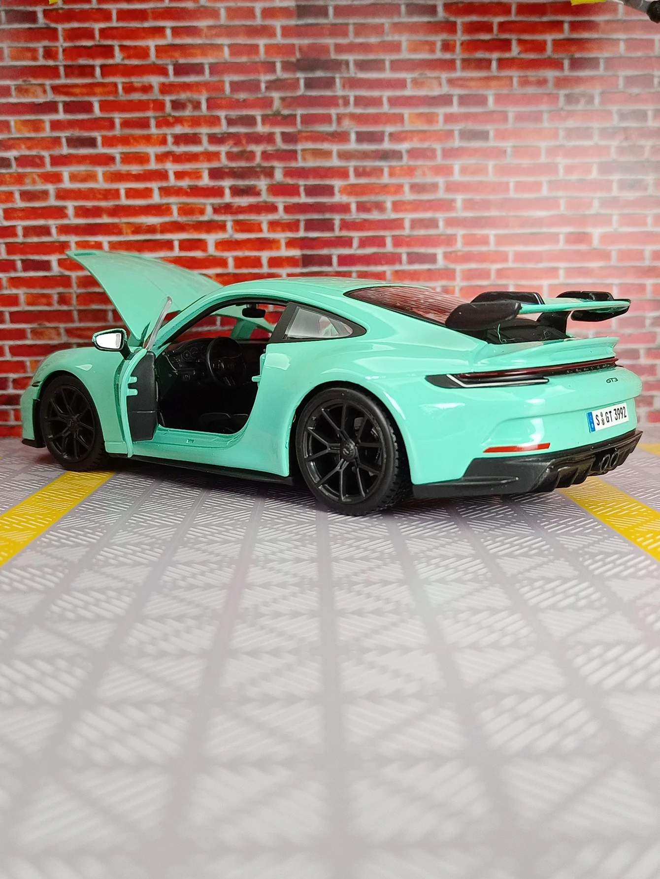 

Модель суперкара Bburago 1:24, имитация Porsche 911 GT3, из сплава, с открывающимися дверями, богатой детализацией, тонкой проработкой и высоким качеством.