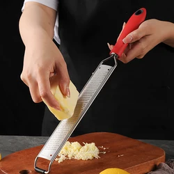 Rallador de queso de acero inoxidable, rallador multifuncional de limón y Chocolate, Mango antideslizante de plástico, herramientas de cocina, 1 unidad
