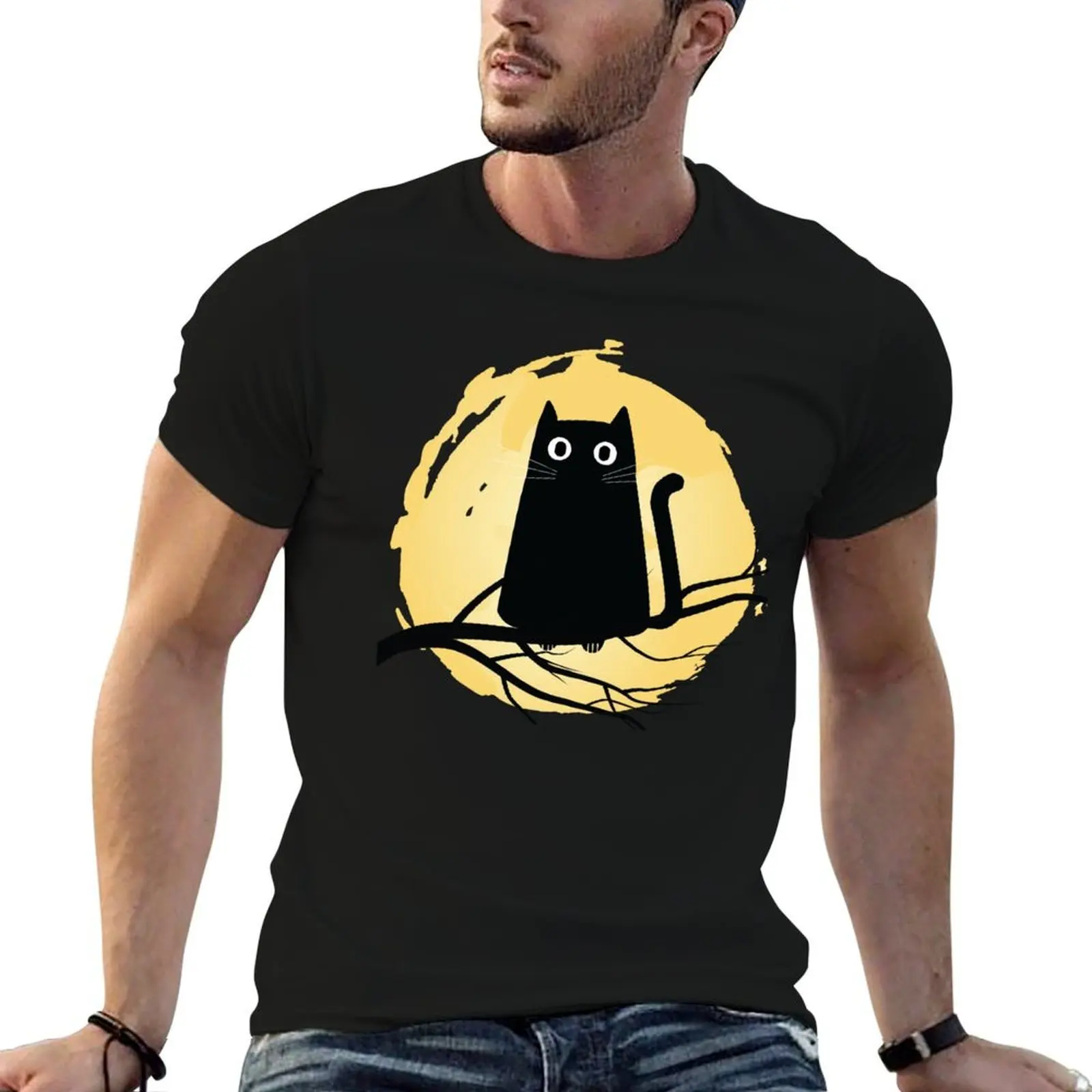 Mignon chat noir étonné sur un arbre devant la lune. T-shirt basique à manches courtes, idéal pour toutes les occasions