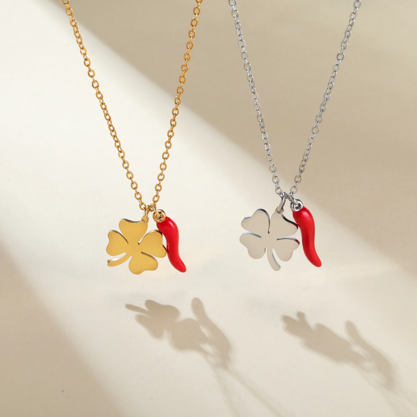 Cazador Italienisches Horn Vierblättriges Kleeblatt Roter Anhänger Halskette Edelstahl Goldfarben Glücksbringer Schmuck Muttertagsgeschenk