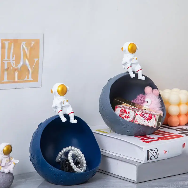 Astronaut figurine resin astronaut decoration astronaut moon model sculpture in storage box for home office dining table
