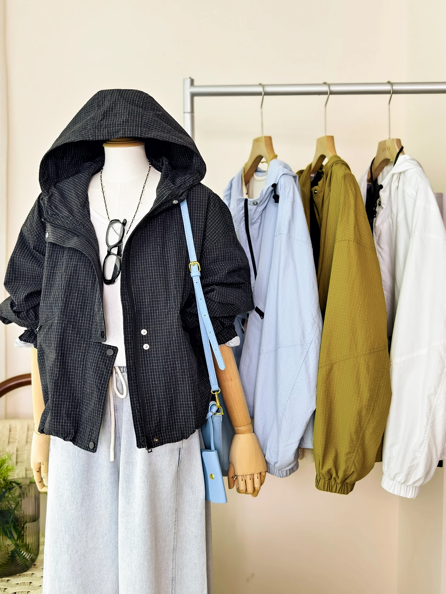 

Легкая дышащая женская повседневная куртка свободного кроя с длинными рукавами, на молнии, с узором в клетку и текстурой тканого материала