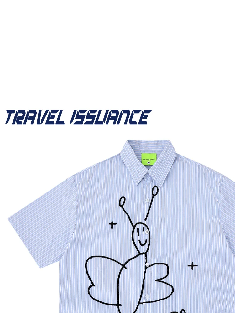 

Рубашка с коротким рукавом Travel Issuance Little Bee Fly с мультяшным принтом и полосками, вышивкой, свободного кроя, в повседневном стиле, из дышащего хлопка и полиэстера