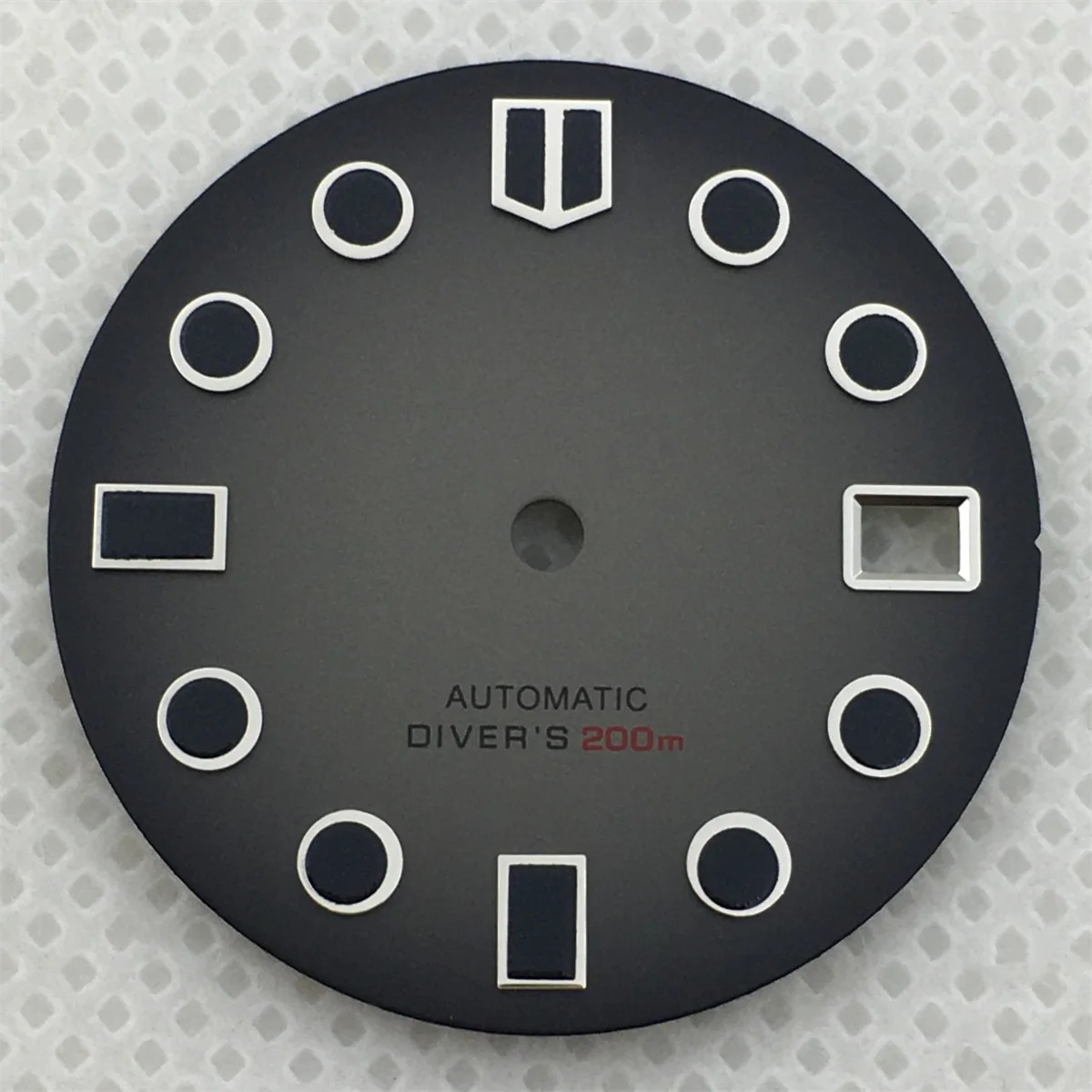 قرص ساعة 29 ملم، قرص مضيء باللونين الأسود والأبيض والأحمر والأخضر مع حركة NH35 NH36