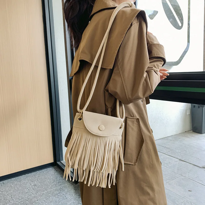 Trendige Leder-Umhängetasche mit Quaste, einfarbig, für Damen, Messenger-Tasche mit Fransen-Design und verstellbarem Riemen, Alltags-Umhängetasche – Detail 14