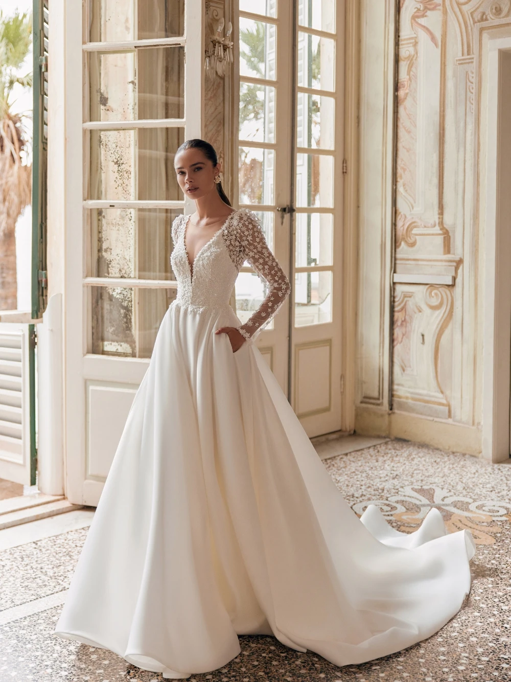 

Vintage Palace Long Sleeve Floral Wedding Dress Deep V Neck Satin Bridal Gown With Pockets Train Elegant Bride Wear Customized