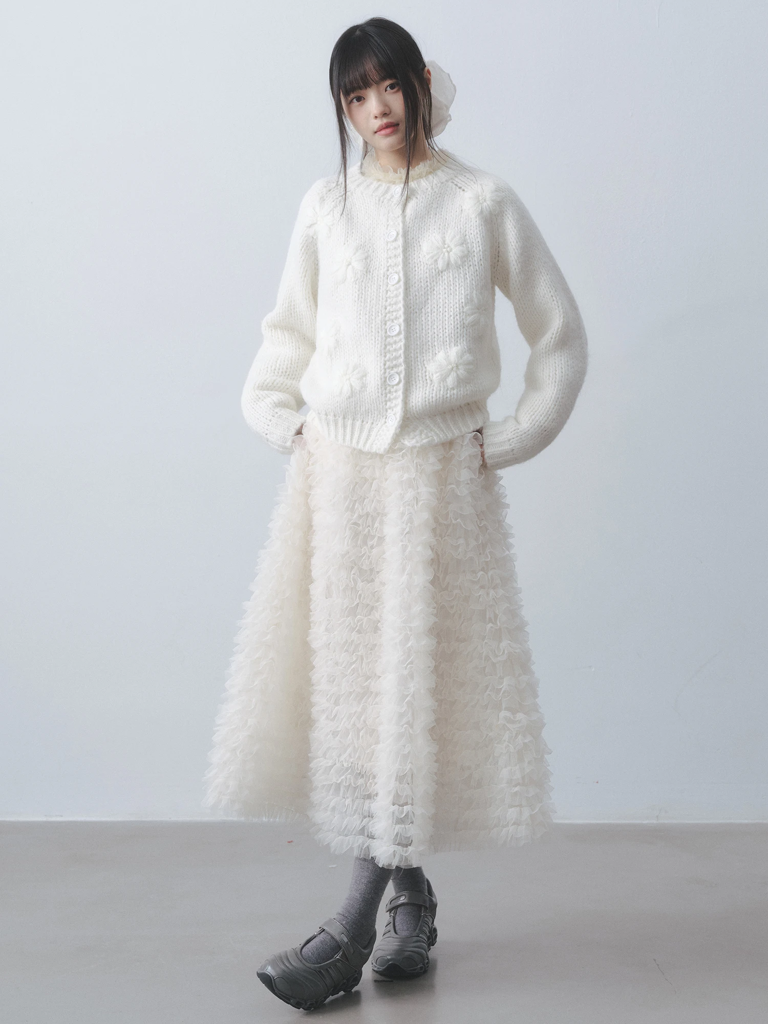 

Белый вязаный кардиган-свитер ручной работы с цветочной вышивкой, мягкий и нежный, свободного кроя, с объемным цветочным узором