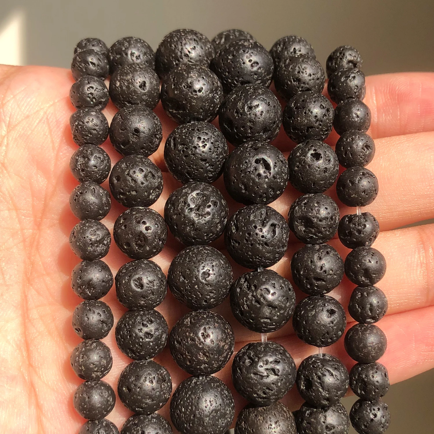 خرز دائري من حجر الحمم البركانية السوداء الطبيعية ، لصنع المجوهرات 4 6 8 10 12 14 مللي متر ، قلادة سوار افعلها بنفسك ، بالجملة 15