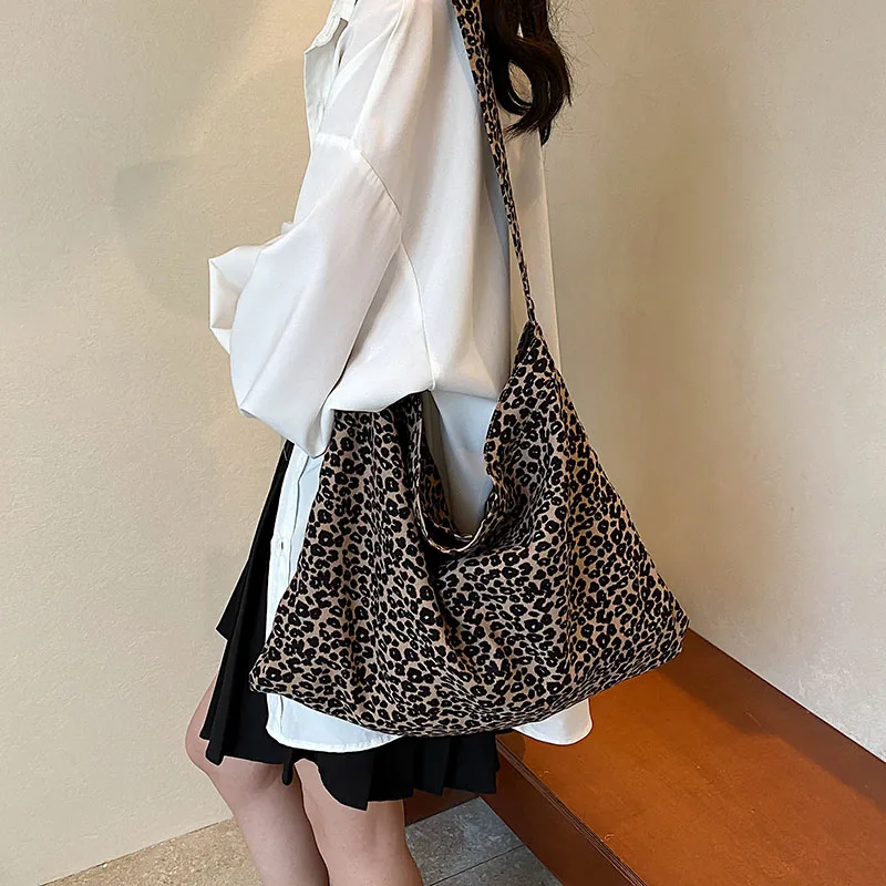 

Классическая женская сумка через плечо — вневременная кожаная сумка через плечо с античной латунной пряжкой и подвеской в стиле ретро