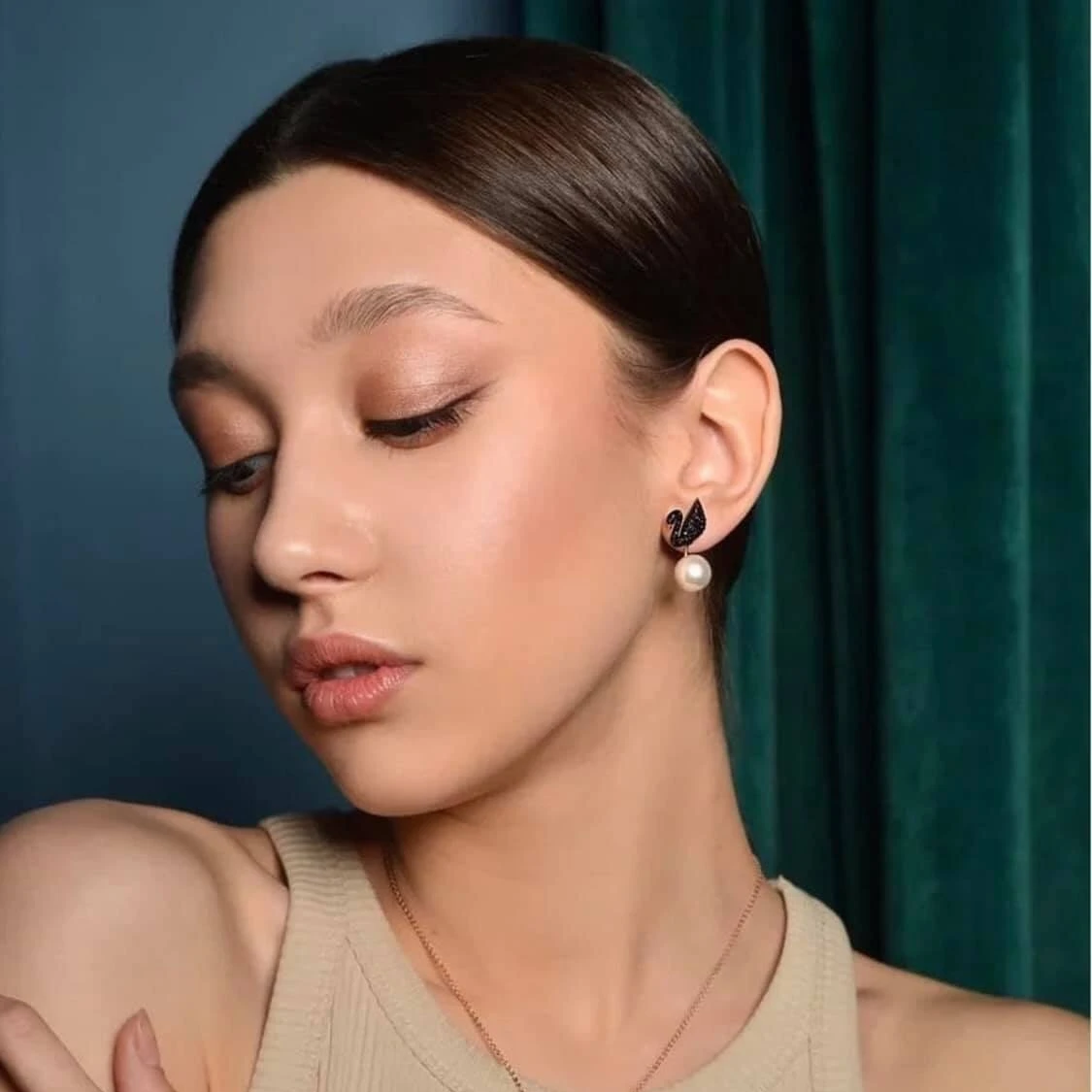 

2025 Sw New Hot Selling Black Imitation Crystal Pearl Earrings Birthday Party Romantic Gift Cat