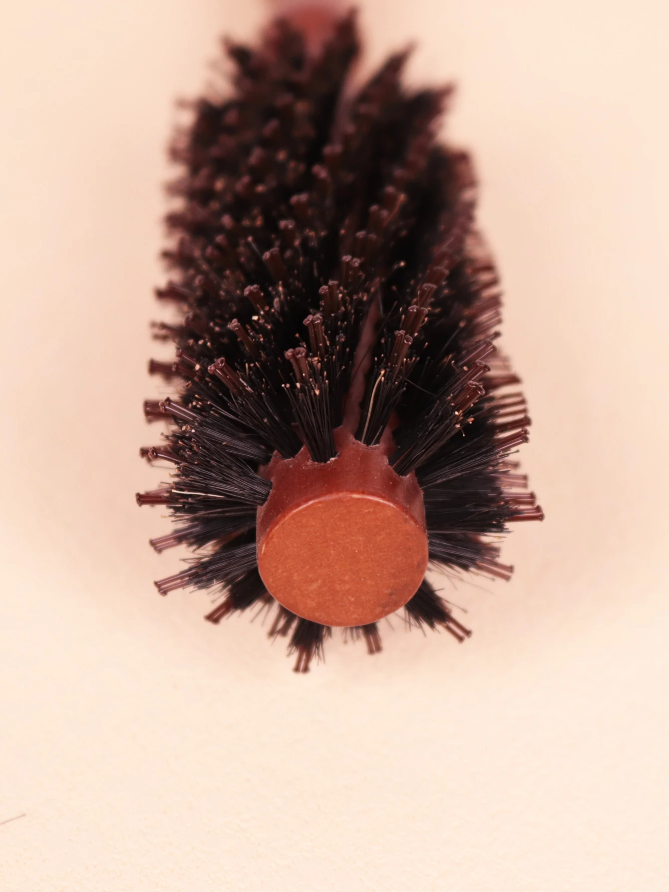 木製ハンドルの丸いローリングブラシ、ストレートツイルヘアコーム、本物の髪のウィッグ専用の理髪ツール