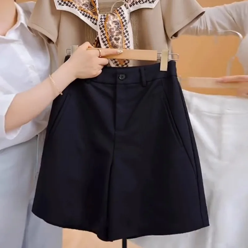 بدلة بيضاء شورت خمس نقاط للنساء شورت صيفي متعدد الاستخدامات بتصميم عصري غير رسمي