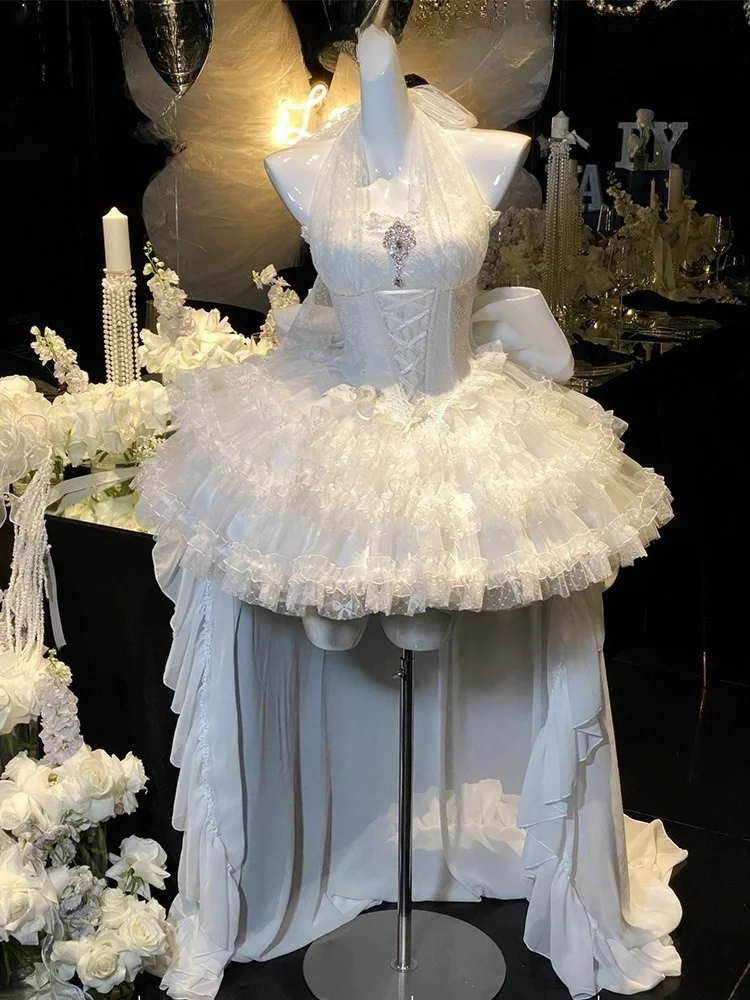 

A romantic and elegant wedding dress with of light luxury