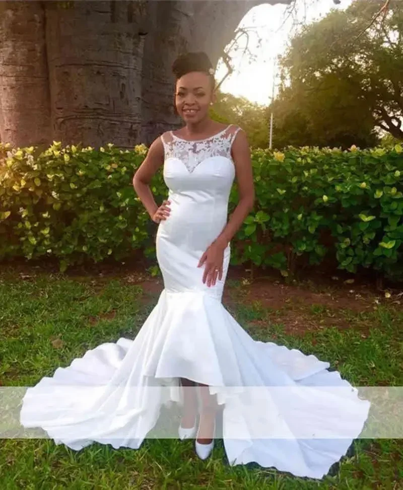 ชุดแต่งงานทรงเมอร์เมดสไตล์แอฟริกันสมัยใหม่แบบสั่งตัดพิเศษ คอตัก ซิปหลัง ผ้าลูกไม้และผ้าซาติน แขนกุด ชายกระโปรงยาว