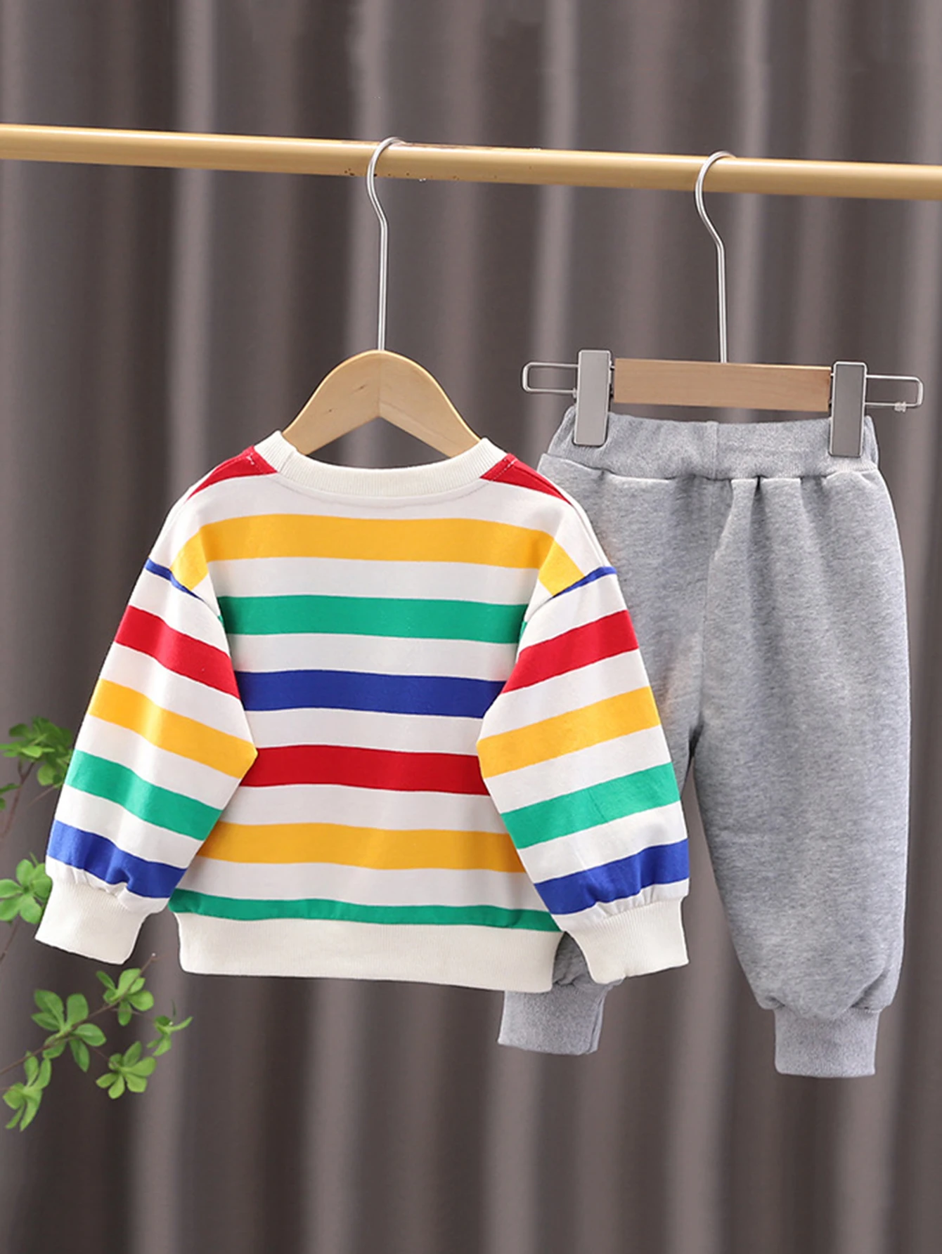 Klassisches Kinder-Set mit langen Ärmeln und langen Hosen, gestreiftes Dinosaurier-Muster, bestickt – Tasche nicht enthalten – Detail 2