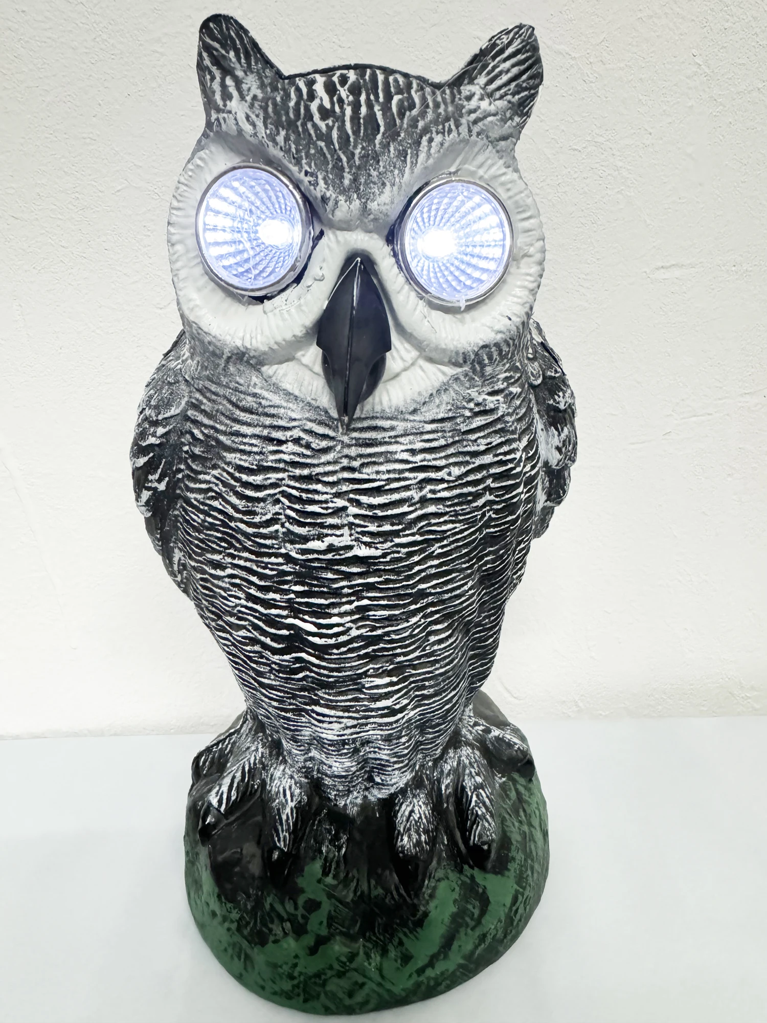 Fake Horned Owl Bird Scarecrow Decoy,Plastic Owl Sculpture With Solar Panel&Light Eyes,Garden Deterrents, Halloween Decoration