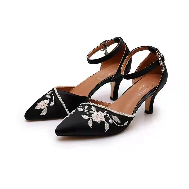 Pointed Thin Middle Heel 2024 One Line Buckle Toe Sandals Embroidered Flower Shoes Retro Single Shoes