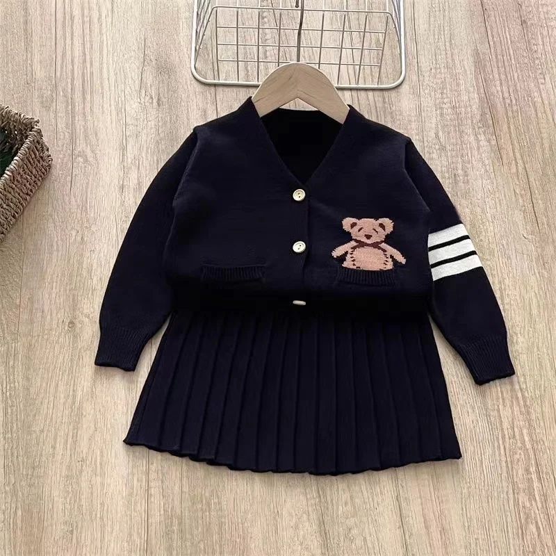 

Girls Sweater Set Autumn Long Sleeve Knit Set New Girls V-Neck Little Bear Printed Knit Top+Pleated Skirt Two Piece Set New 2024