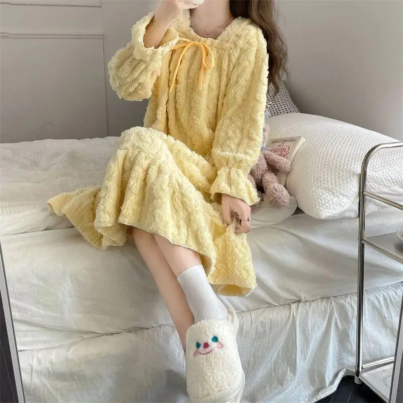 Vêtements de maison mignons pour filles, vêtements de maison à la mode, nouveau modèle d'internet, vêtements de nuit une pièce épais célèbres et populaires, ensembles complets, 2025