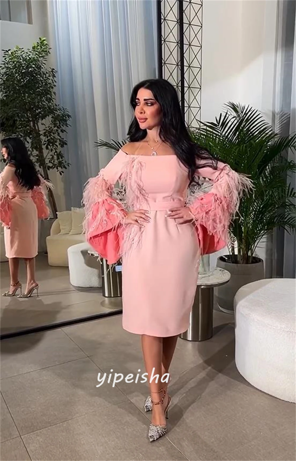 Vestido de baile cetim plissado, estilo moderno simples da Arábia Saudita, fora do ombro, penas, vestidos personalizados para ocasiões