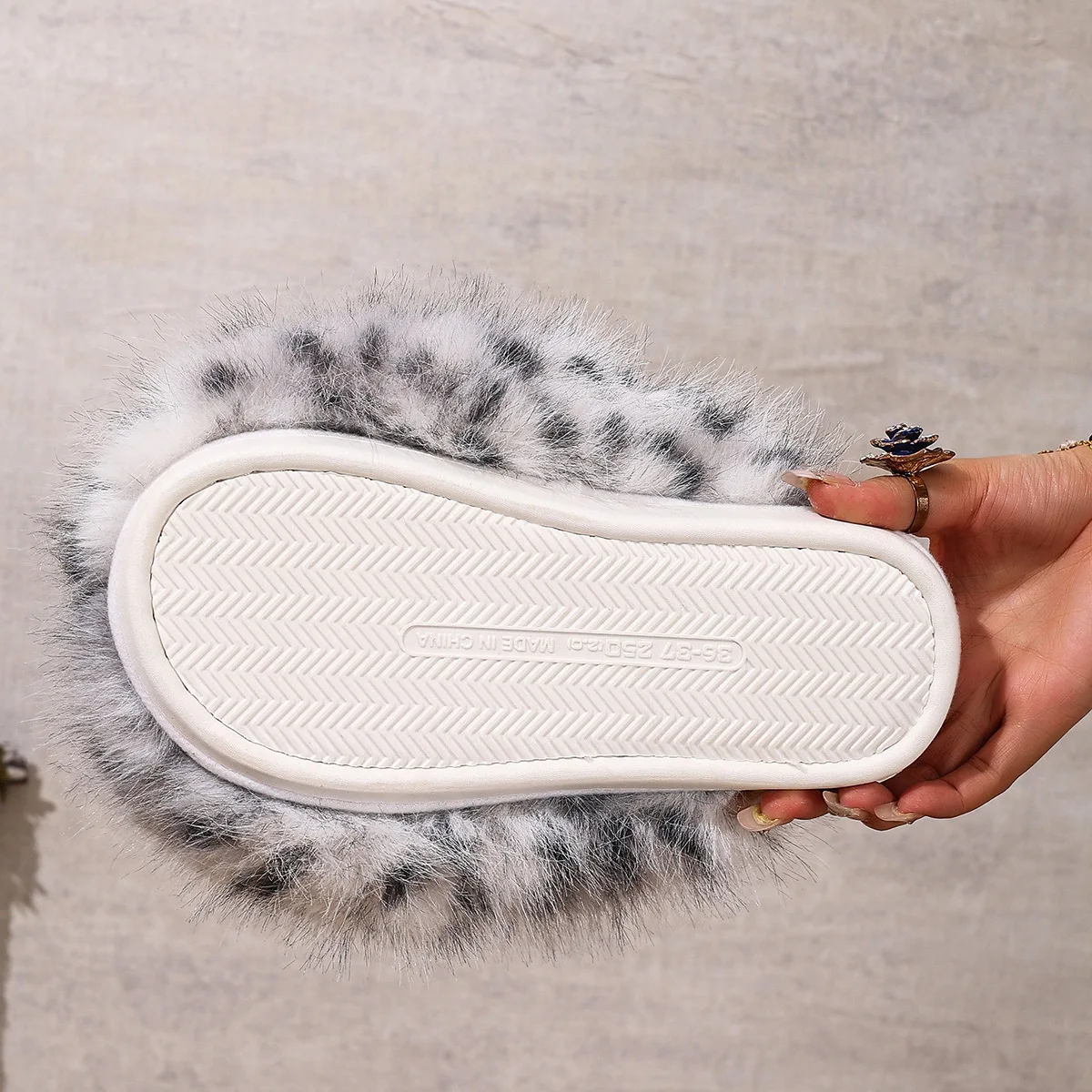 Damen Warme Hausschuhe Plüsch Leopardenfell Flauschige Pantoffeln Große Größen Geschlossene Zehenpartie Flache Sandalen Weiche Bequeme Schuhe für Frauen – Detail 15