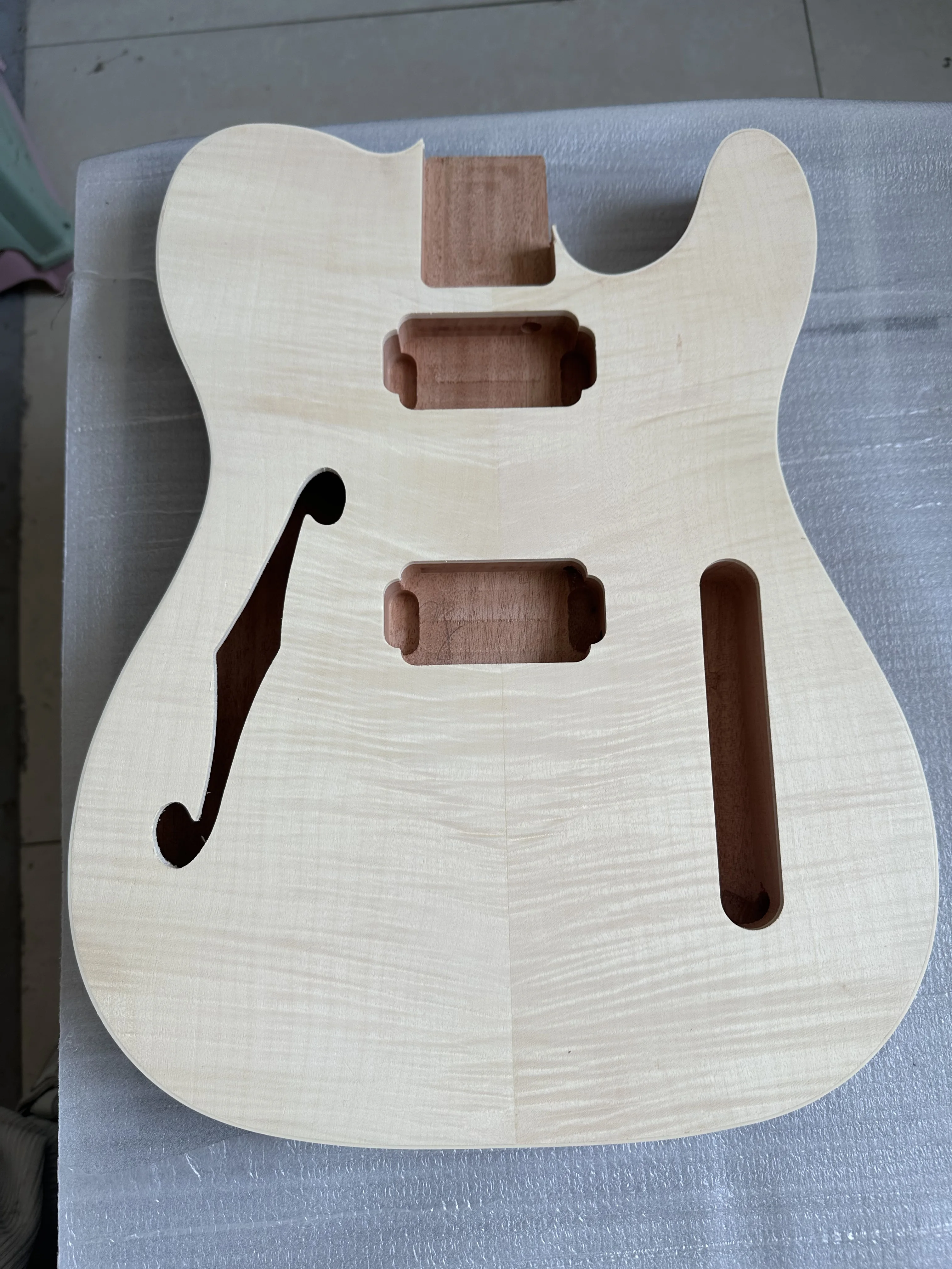 corps-de-guitare-tl-en-bois-d'acajou-non-fini-2-pieces-avec-trou-en-f-pour-guitare-electrique-hh-placage-en-erable-flamme-piece-diy-talon-de-56-cm