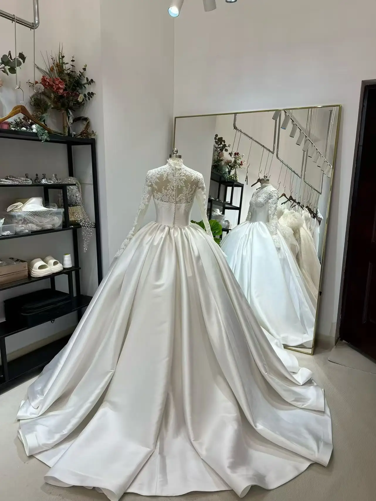 Luxury Satin Princess Wedding Dress With Lace Bodice Long Sleeve High Neck Ball Gown Bridal Gown For Woman