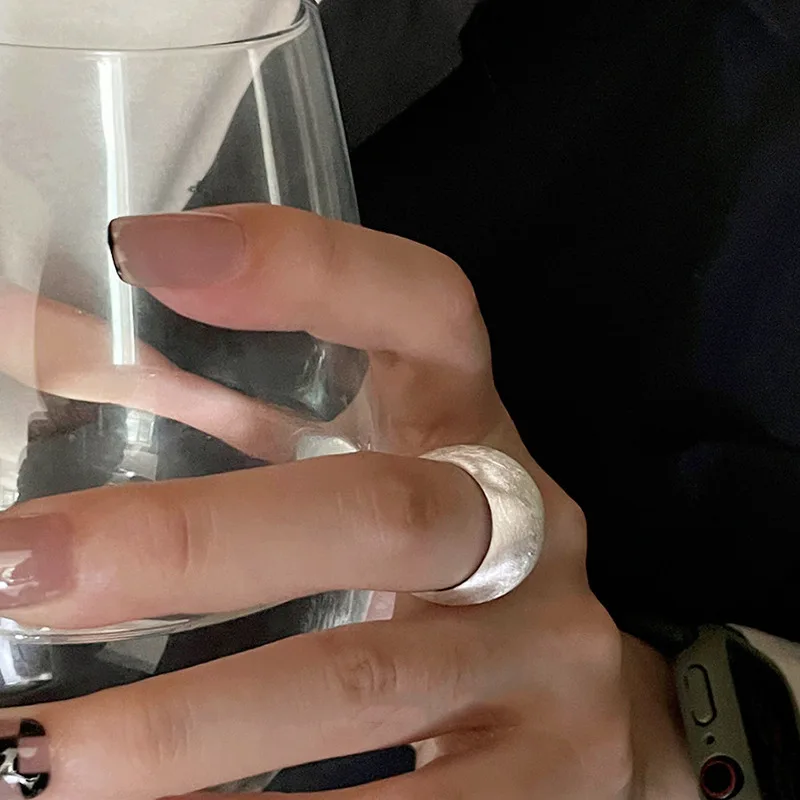 

Лидер продаж, серебряное минималистское матовое широкое открытое кольцо, простой и универсальный, модный и нишевый, многослойный аксессуар на каждый день