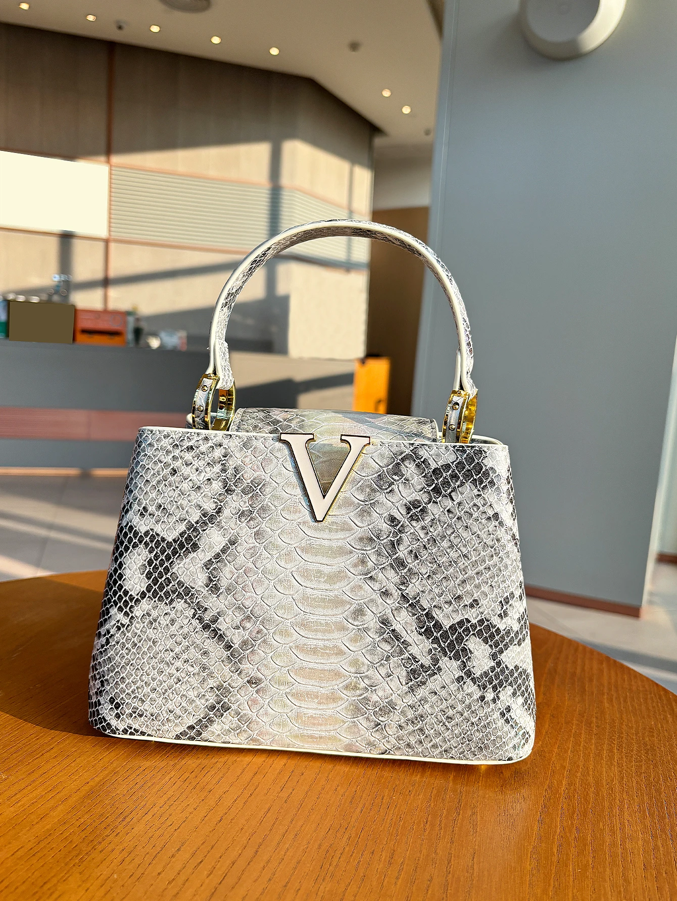 Ladies handbag 2024 luxury high-end fashion ladies handbag Himalayan V-shaped colorful gradient snake-shaped hand bill of lading