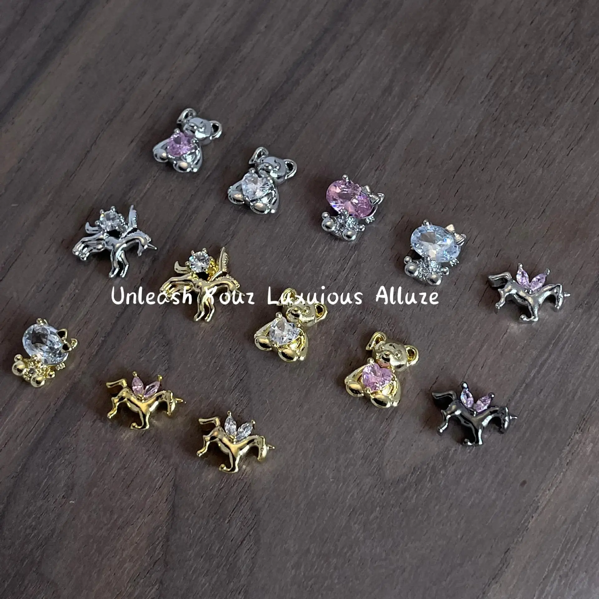 4個入り カニウ 3Dアニマルネイルチャーム 可愛いクマ 猫 ユニコーン ゴールド ホワイト ピンク クリスタルラインストーン ネイルアートデコ DIY マニキュア用