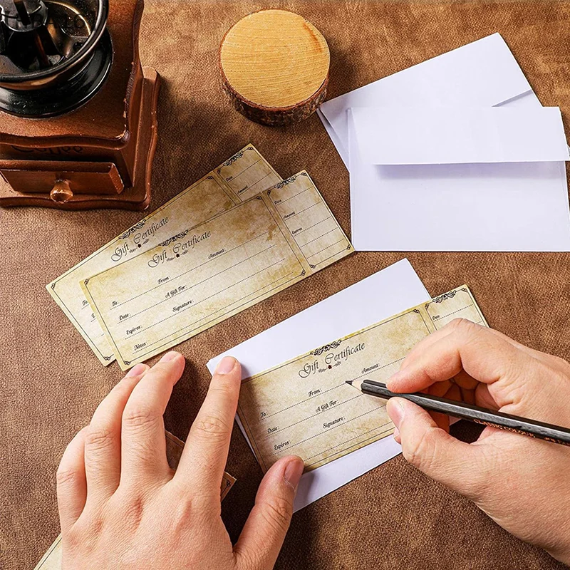 네일 고객 프리미엄 종이 카드에 완벽한 골드 반짝이 장식이 있는 우아한 빈 상품권 카드