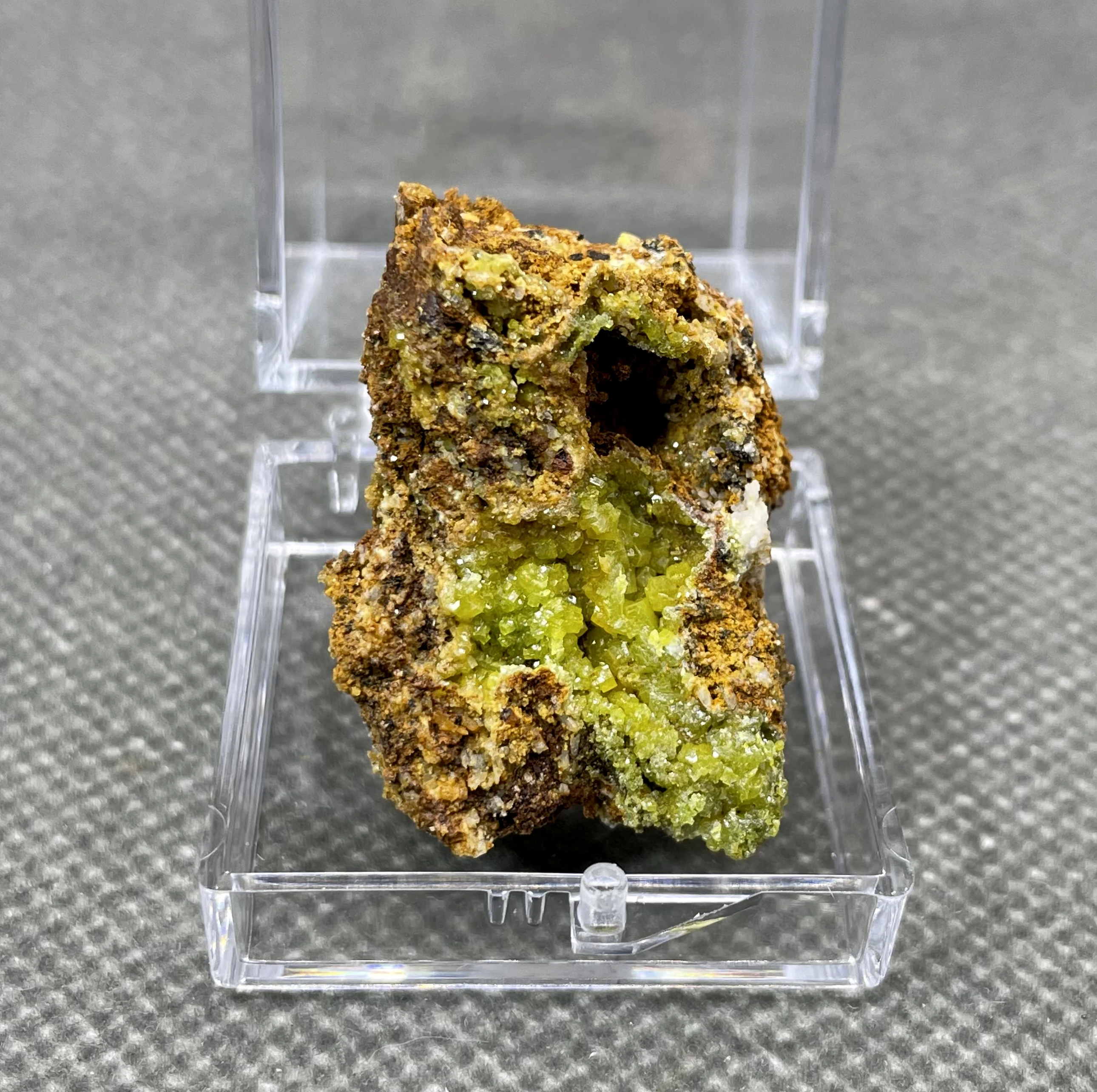 NEW! 100% Natural Pyromorphite mineral specimen stones and crystals collection gemstones quartz (box size 3.4 cm)