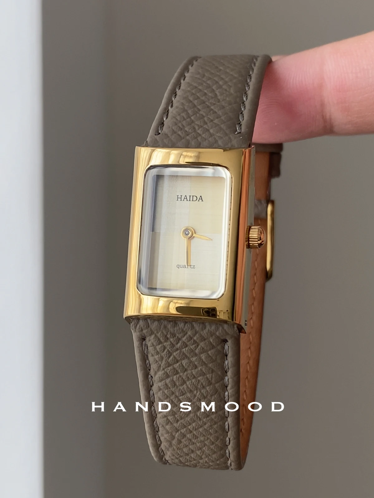 Elegant women's watch, new design, sophisticated retro style, square casual quartz watch, fashionable quartz wristwatch.