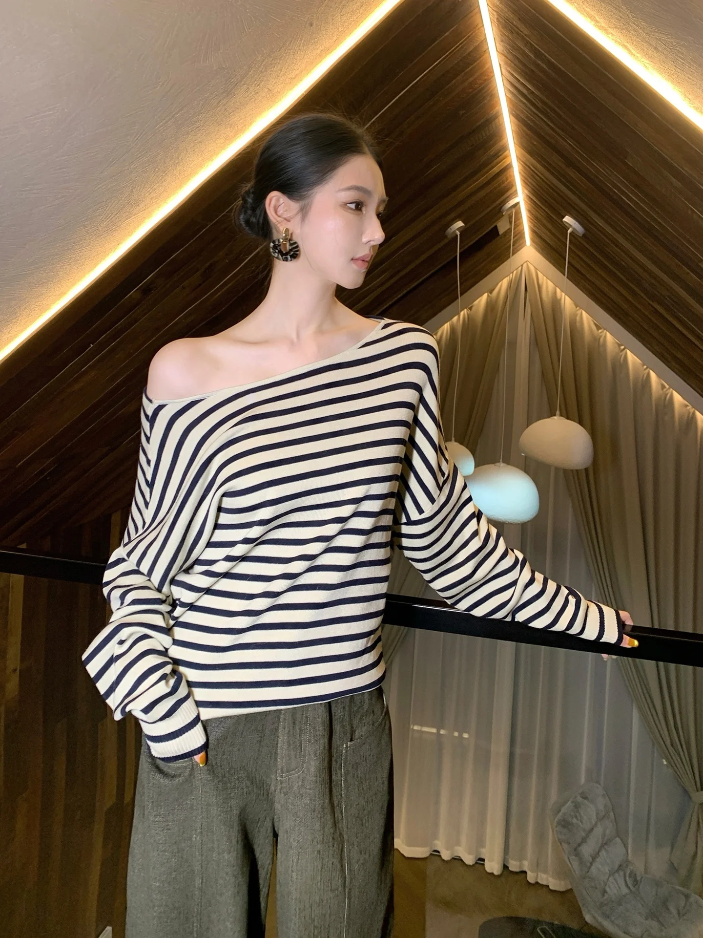 

Alin Chic Bla White Stripes Asymmetrical oulder Top 00% Lyocell Women's T-irt Korean Sle Spring Faion 2026