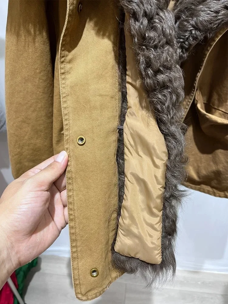 เสื้อแจ็คเก็ตพัฟเฟอร์ผู้หญิงสุดหรู MENINA สำหรับฤดูหนาว  ผ้าเดนิมสีขาว  บุด้วยขนห่านแท้  พร้อมปกขนแกะแท้ธรรมชาติ