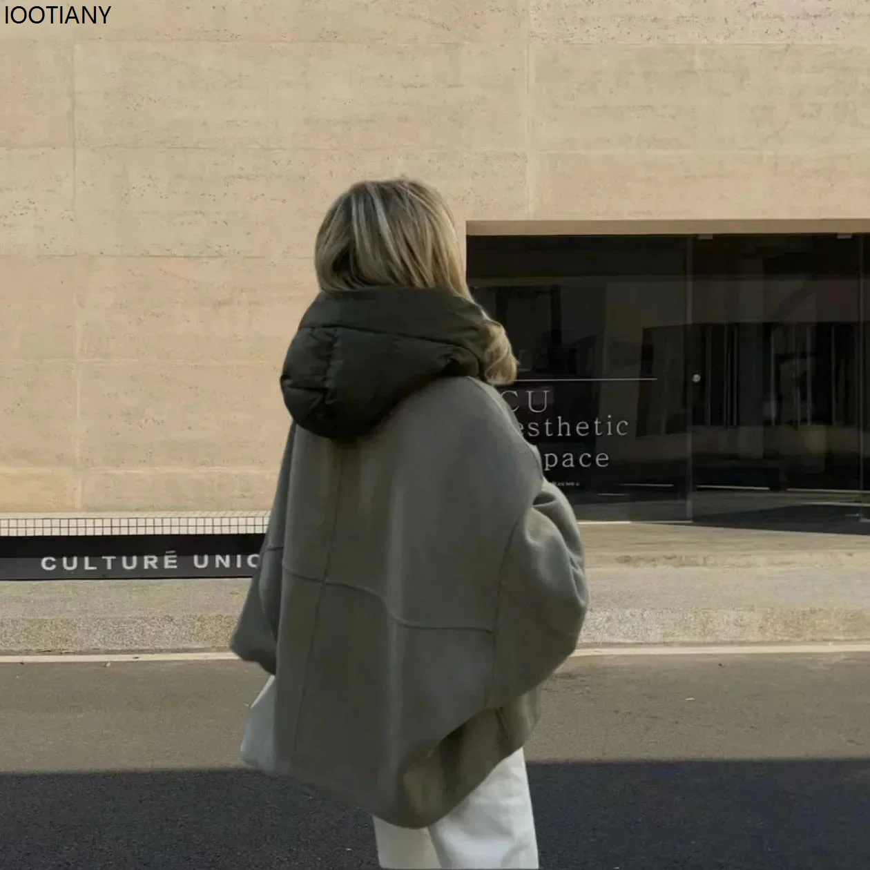 เสื้อแจ็คเก็ตผู้หญิงแบบมีฮู้ด สีเขียว สไตล์ลำลอง ซิปหน้า แขนยาว ทรงครอป ผ้าขนสัตว์สองด้าน ให้ความอบอุ่น เหมาะสำหรับใส่เที่ยวเล่น สตรีทแวร์ รุ่นปี 2026