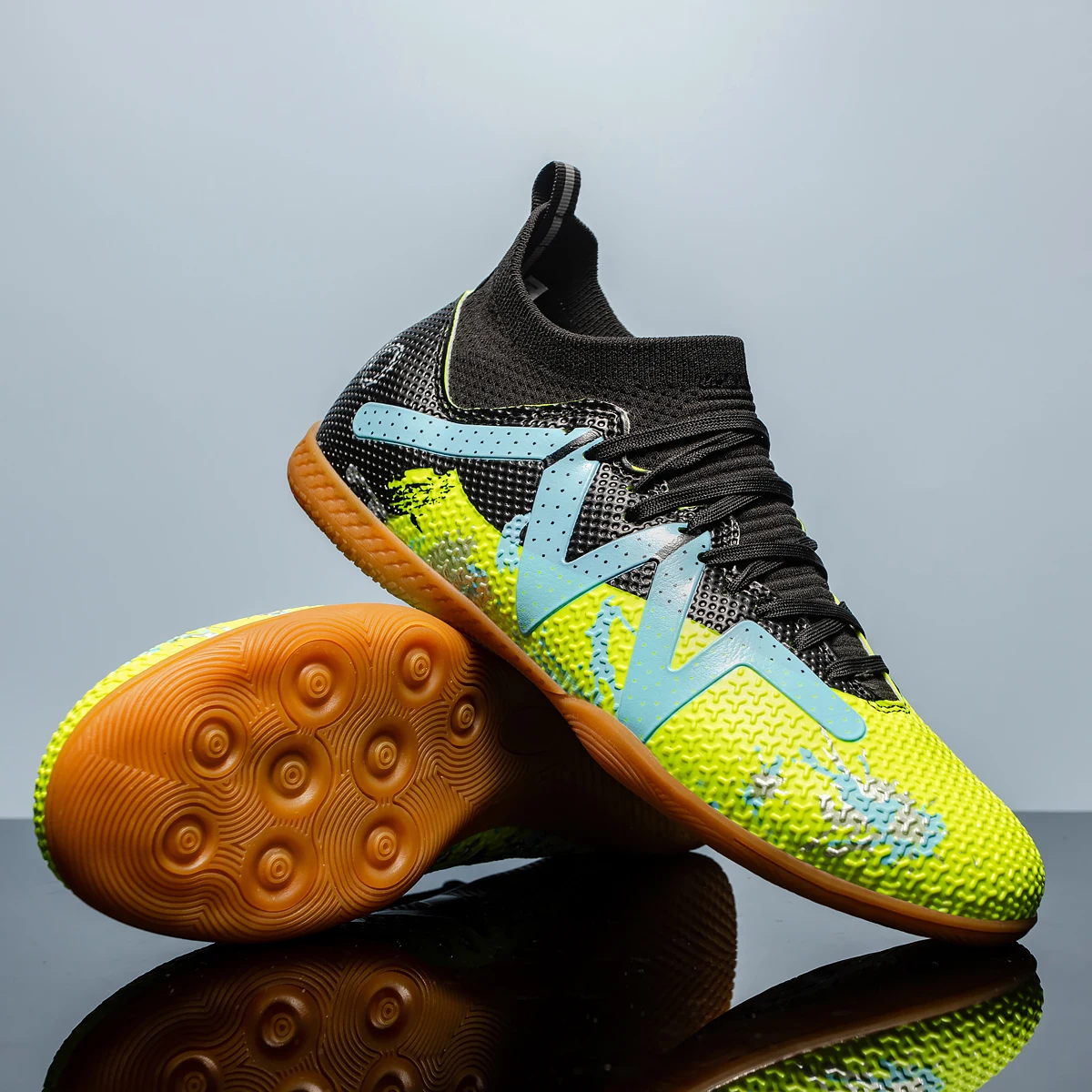 

Высокие плоские футбольные бутсы для тренировок в помещении с пятью сторонами, подходят как для мужчин и женщин, с нескользящим дизайном.