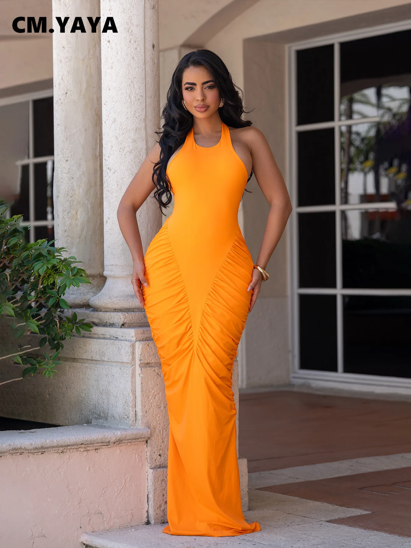Robe longue moulante sans manches à col rond et fronces superposées CM.YAYA pour femme – Collection été 2026 – Idéale pour anniversaires, soirées et événements tendance