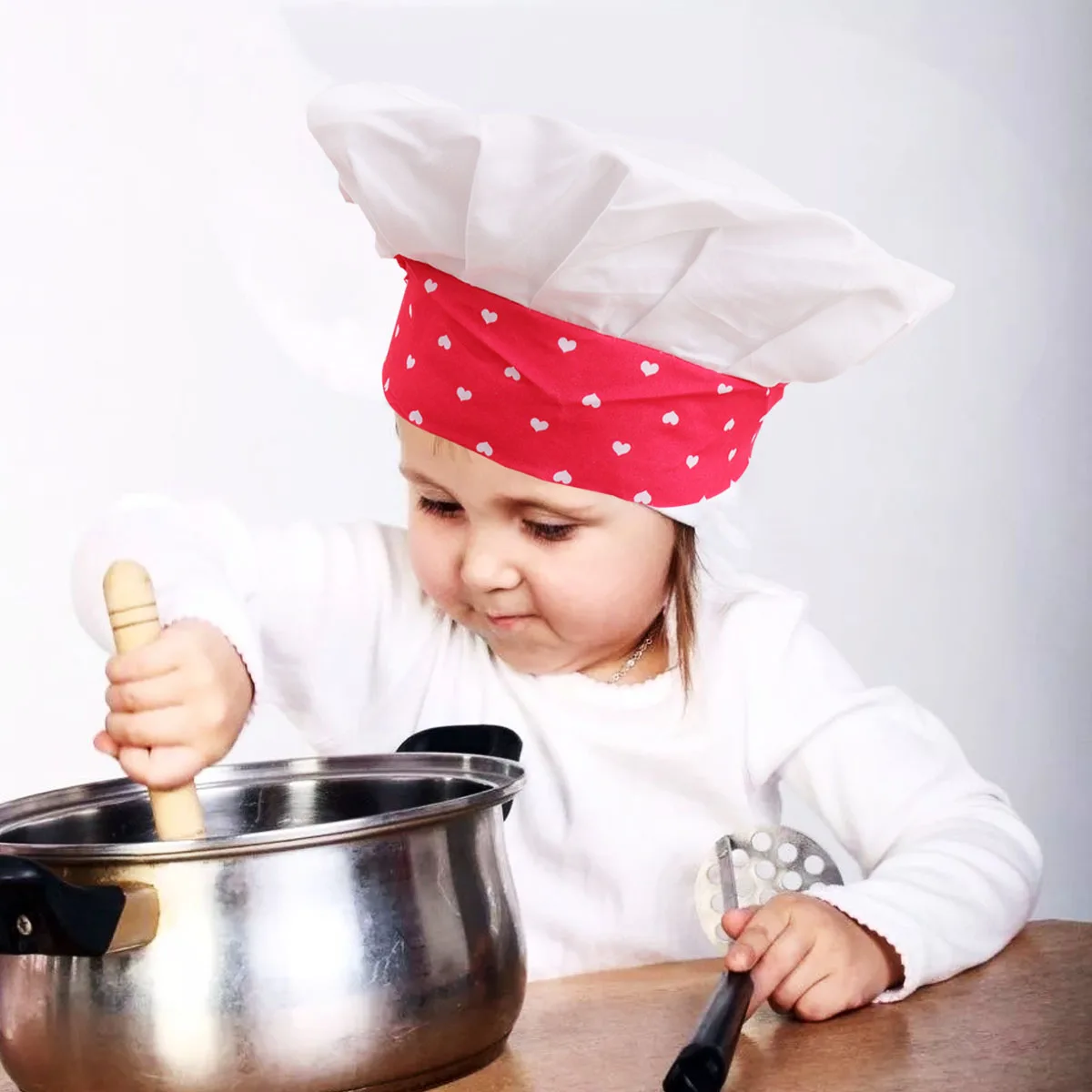 طقم مريلة طباخ قطنية للأطفال مكون من 3 قطع بتصميم قلب أحمر مع أشرطة ربط طويلة مثالية للاستخدام الفني في فئة الشواء