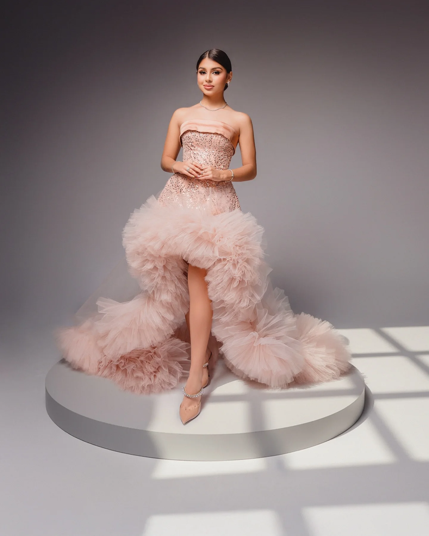 Elegantes errötendes rosa Pailletten-Abendkleid mit fließendem Tüllrock, Partykleid, Hochzeitsgastkleid, Sommer-Gala-Kleid, schulterfrei