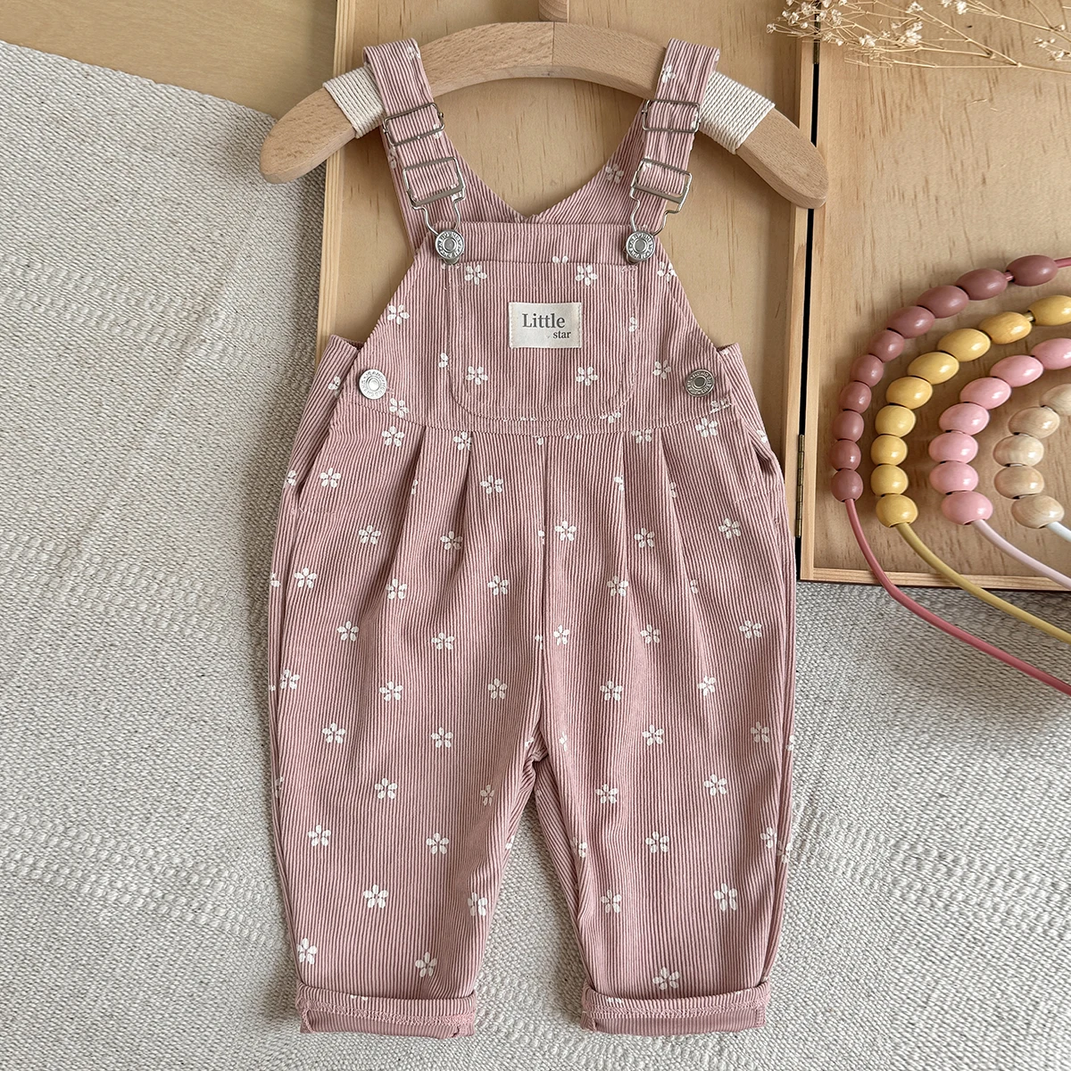 Frühling/Herbst Baby Ins Vintage Cord-Latzhose mit Blumenmuster, weiche, hautfreundliche Cargo-Hose mit aufrollbaren Bündchen für Babymädchen – Detail 4