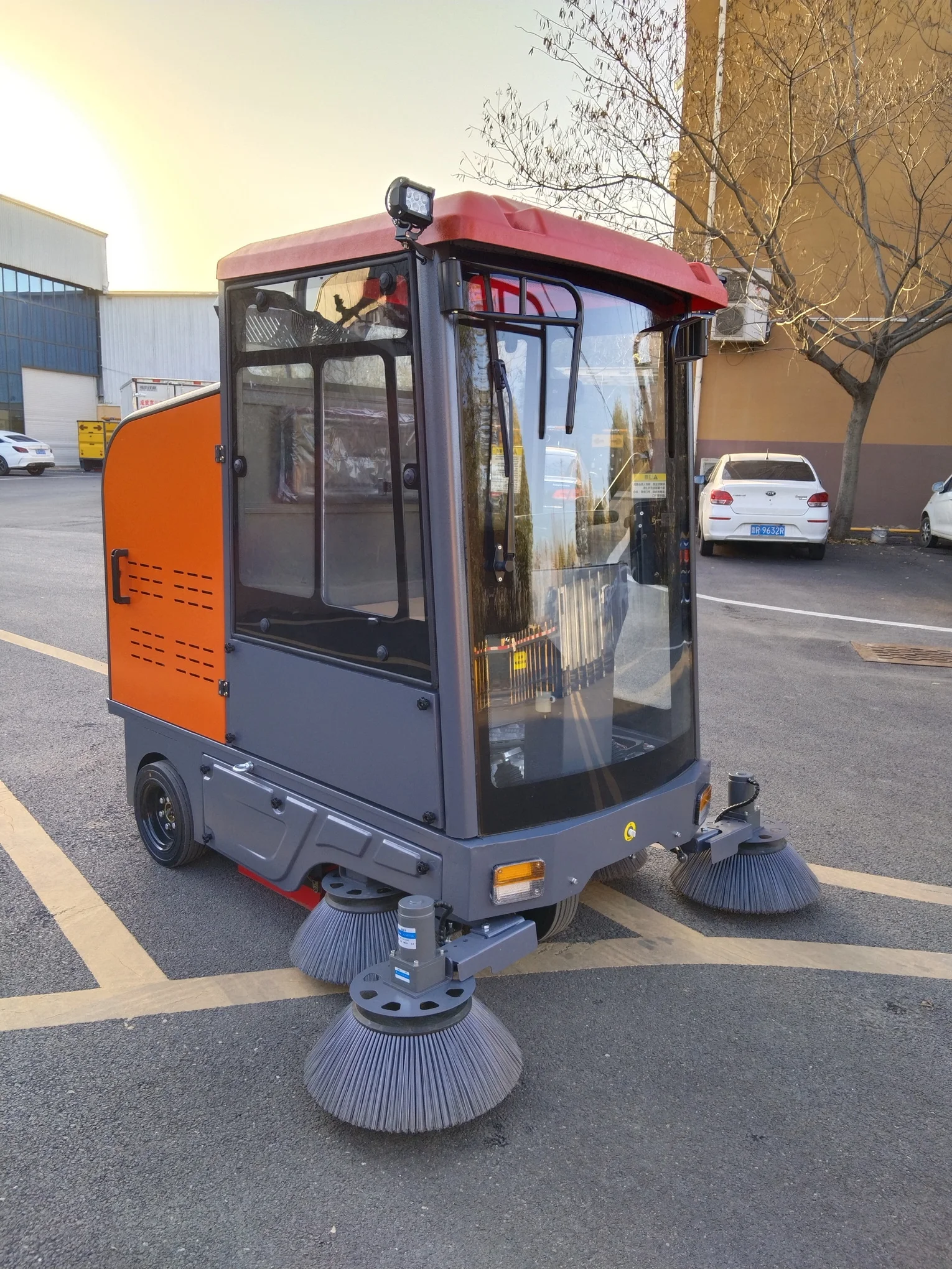 Electric Ride On New High Efficiency Industrial Floor and Street Sweeper with Vacuum System High Pressure Water Gun Spray