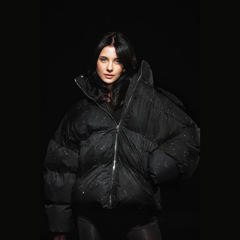 

Зимние свободные женские пуховики, стильное стеганое пальто на молнии со стразами, утепленная верхняя одежда с высоким воротником и капюшоном, новинка 2023 года, пальто